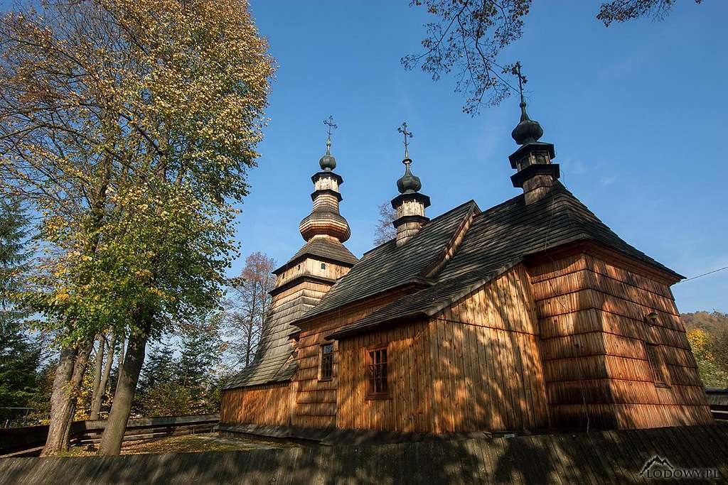 Wooden tserkva in Ropica Gorna