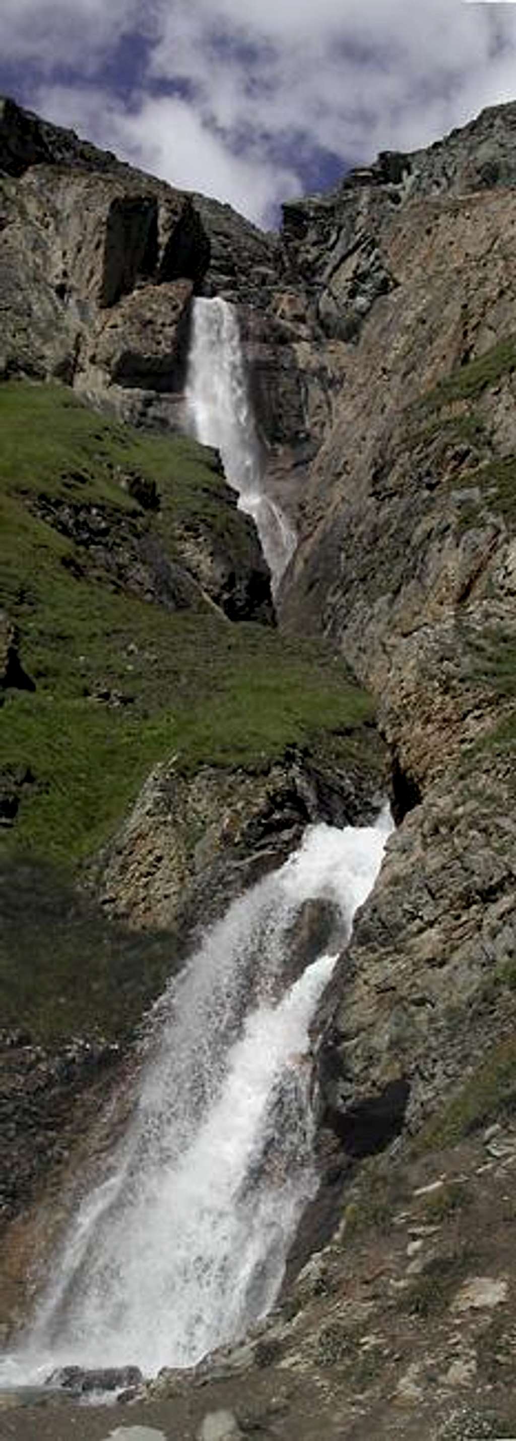 A  remarkable waterfall beside the pathway to Benevolo hut (Val di Rhêmes)