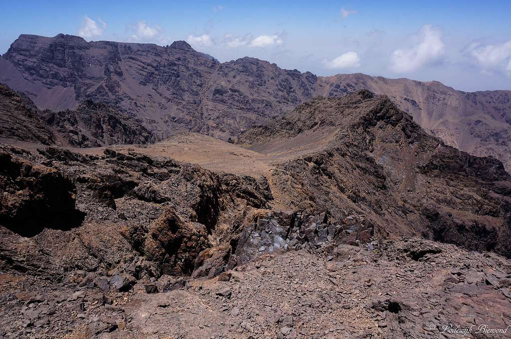 Imouzzer summit view towards the West with Biiguinnoussene (4002m)