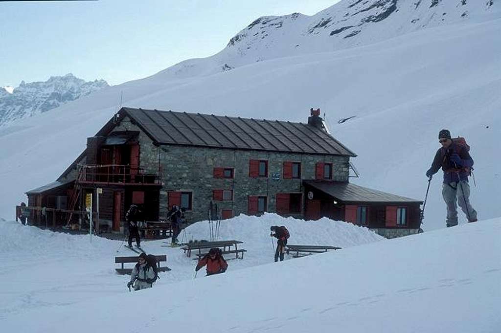 Rifugio Benevolo hut (2285 m)...