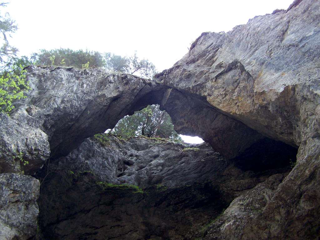 Rock arch in Ordincuşei Gorge
