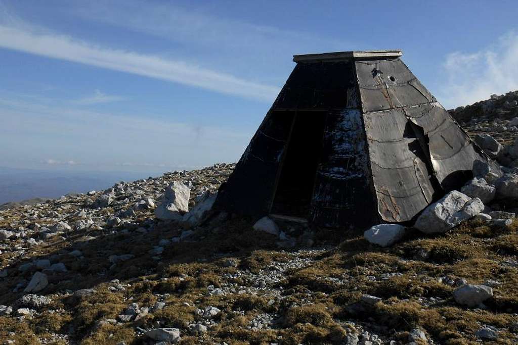 Emergency shelter on the col