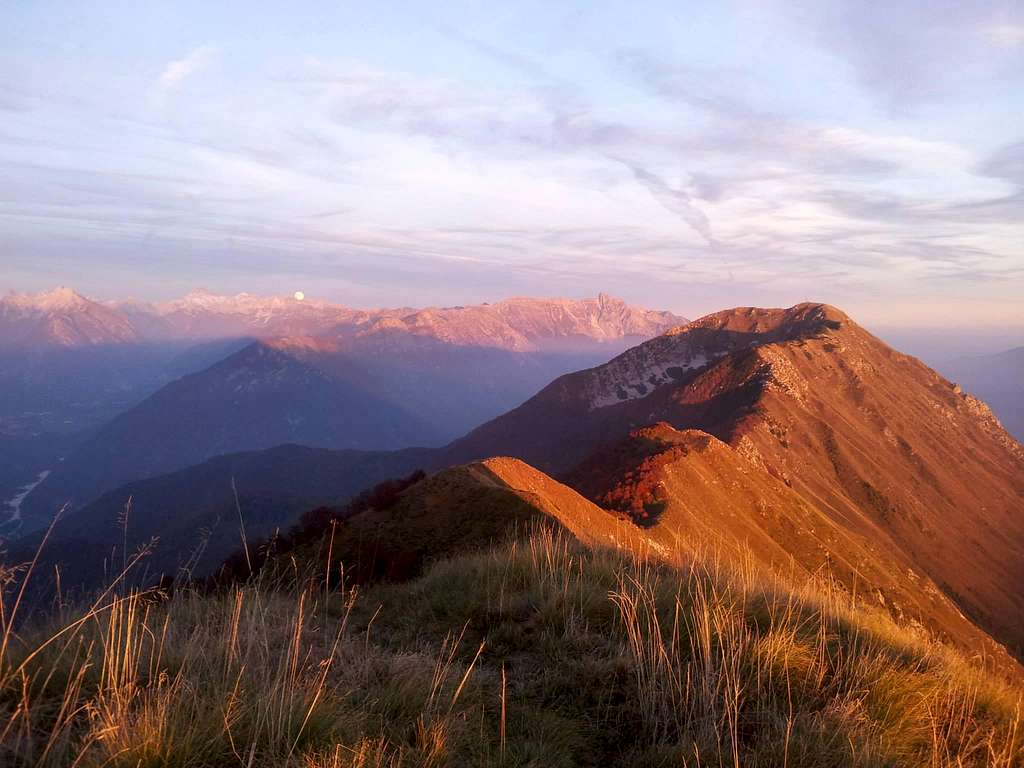 Sončni zahod + lunin vzhod pogled z Musca (1612m) na Triglav (2864m), Krn (2244m) in Stol (1673m) ---  Sunset + Moonrise view of the mountain Musc (1612m) to Triglav (2864m), Krn (2244m) and Stol (1673m)