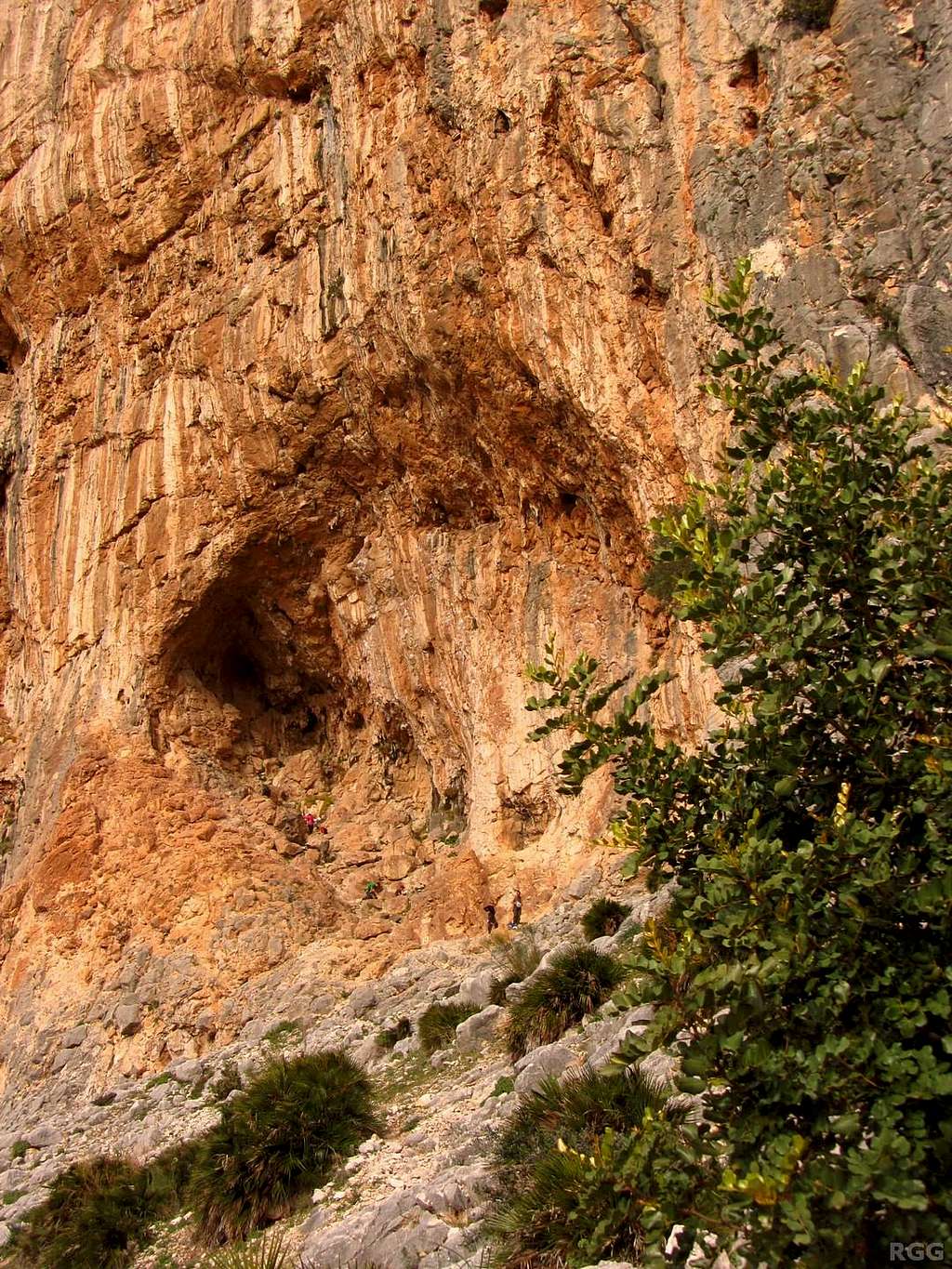 The big cave at Poema de Roca - check out the climbers to get an idea of its size