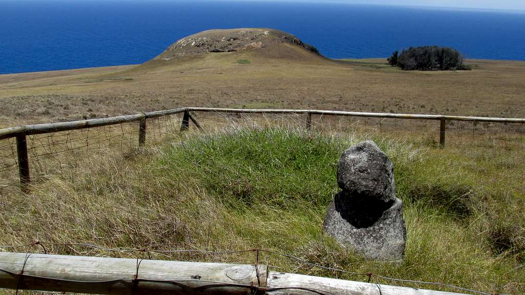 The moai - looking down towards Maunga Vai - Heva