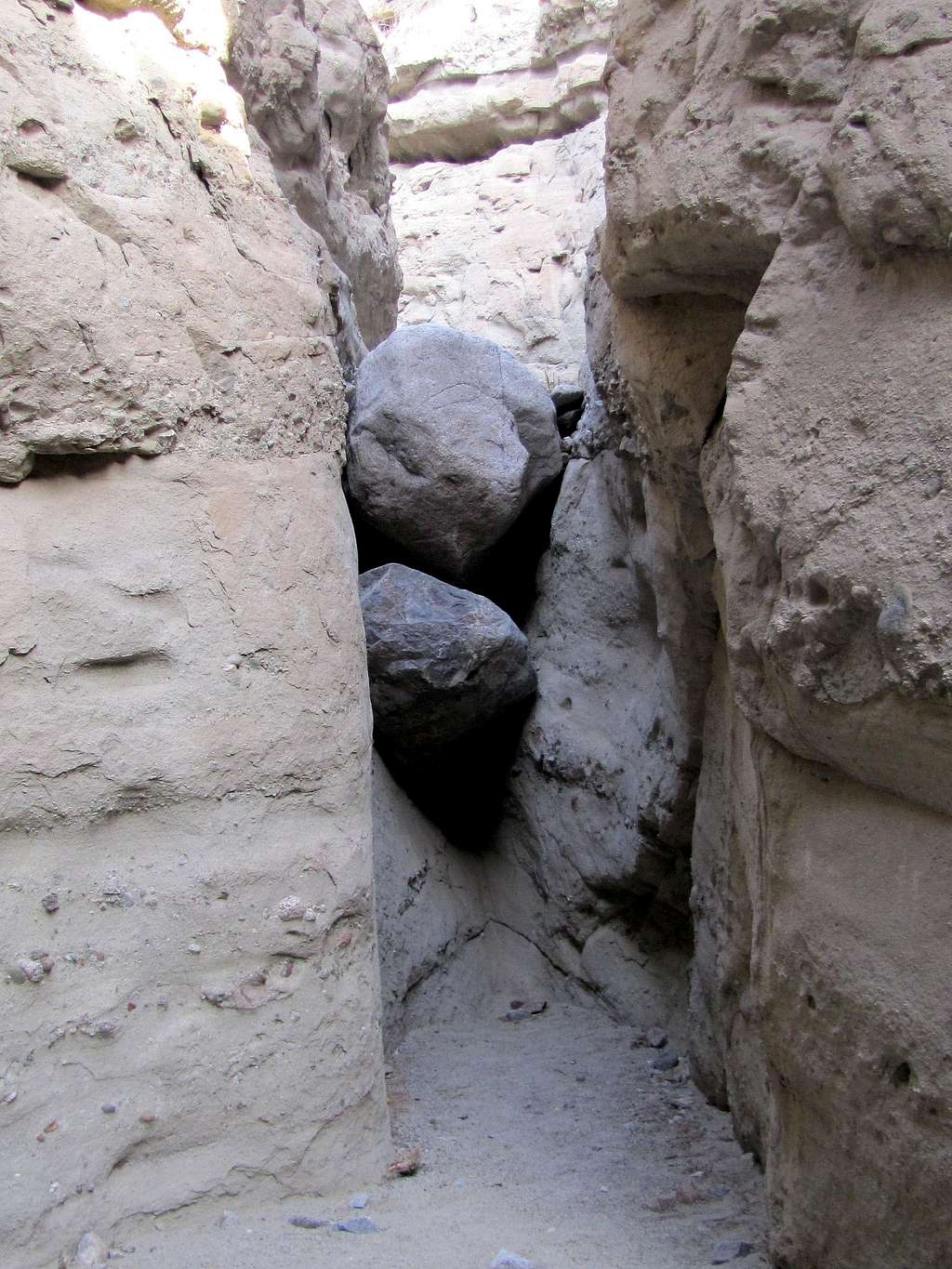Choke stone in the slot canyon