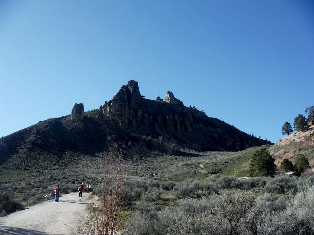 A look up at the Saddle Rock formation from the trailhead