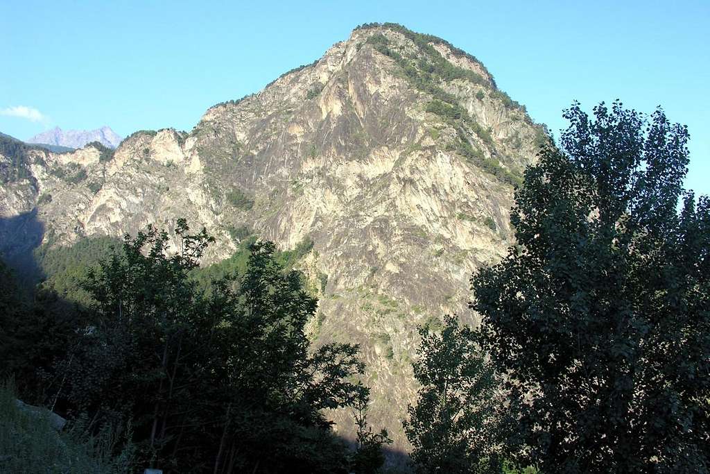Val Fénis: at the entrance with Mont St. Julien 2005
