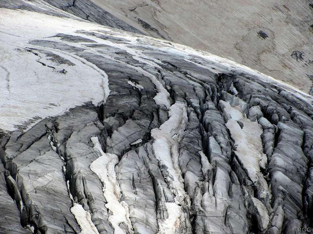 A closer view of the crevasses on the Östlicher Nevesferner