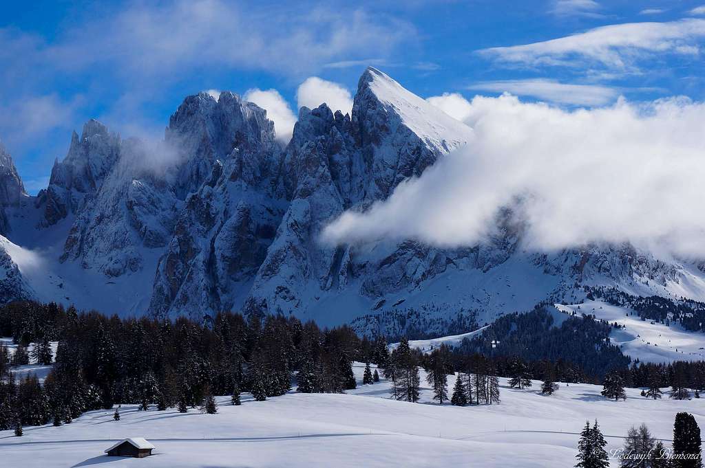 Sassopiatto / Plattkofel piercing through the clouds