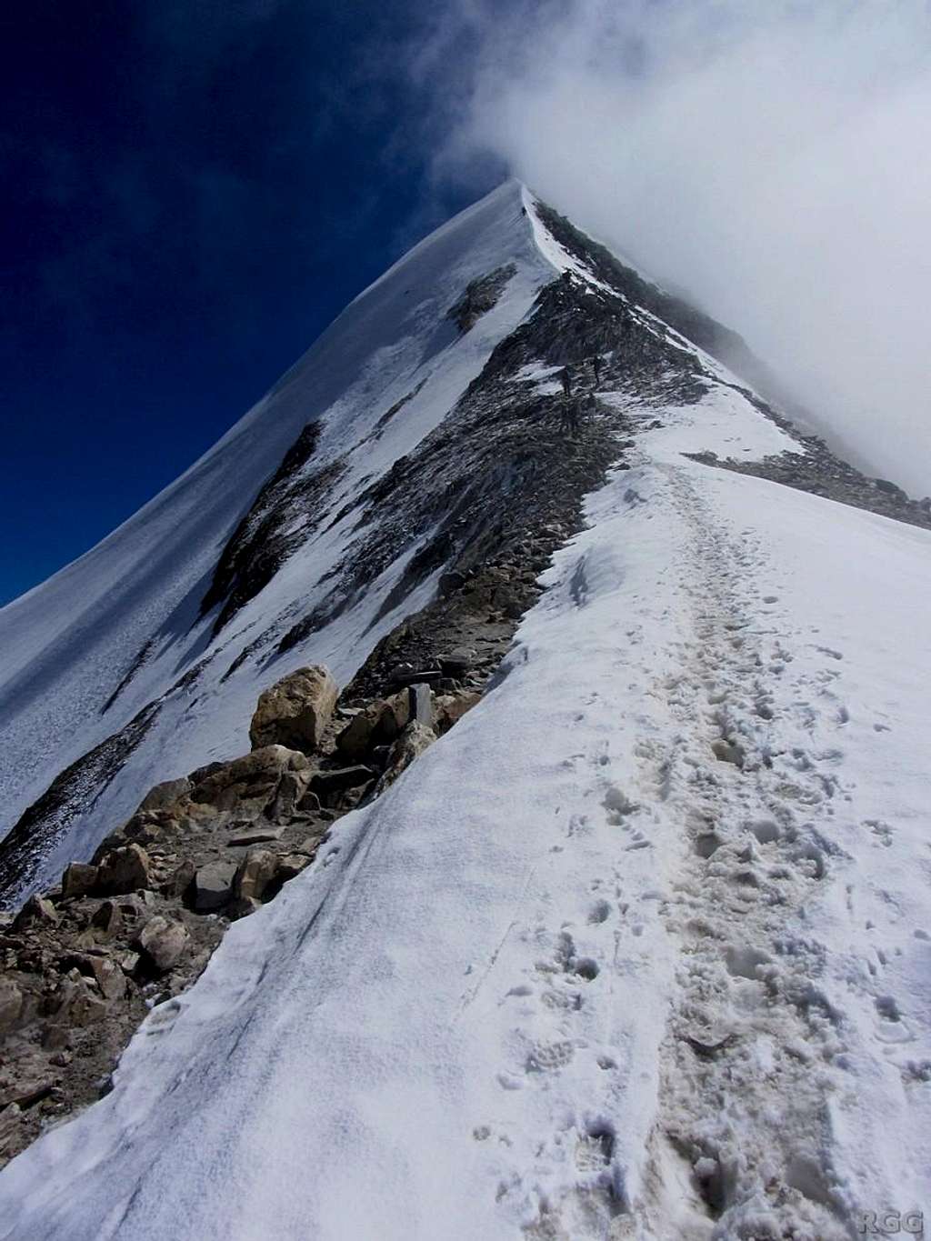 It's still a wide trail right before the Hochfeiler summit ridge