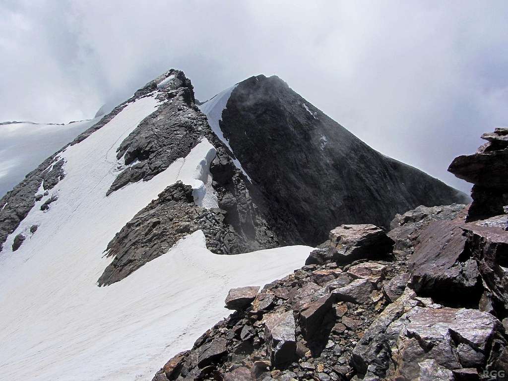View from the base of the southeast summit ridge of Schneebiger Nock, first to a nameless minor summit and then Fernerköpfl (3249m)