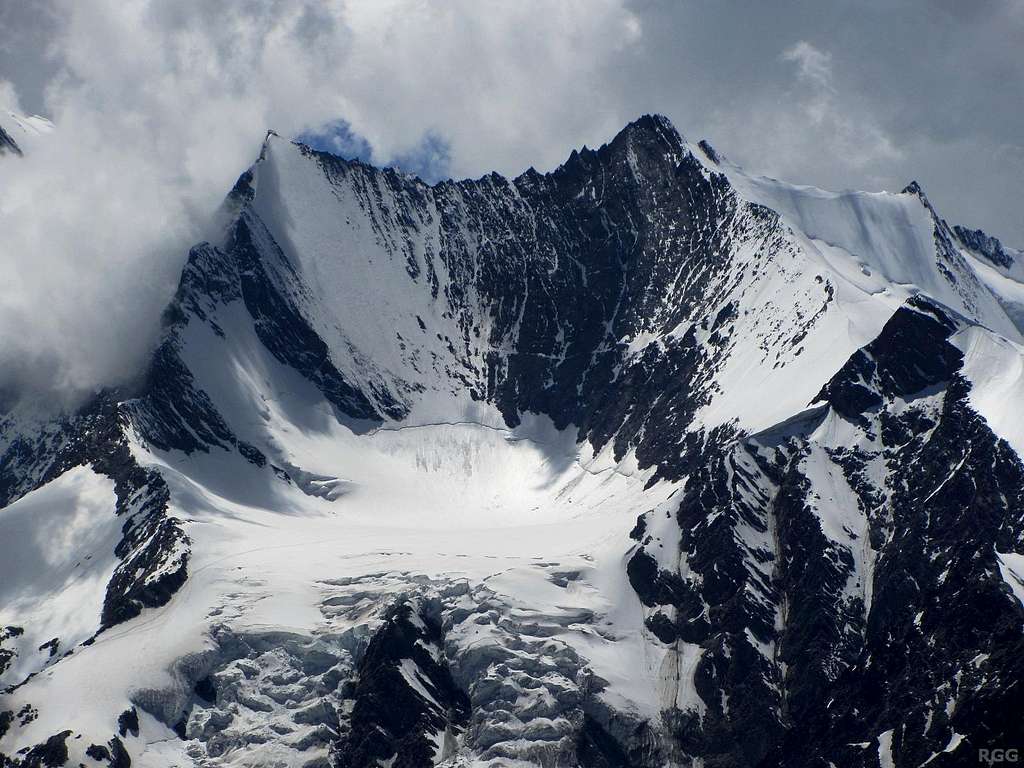 Zooming in on Lenzspitze (4294m) and Nadelhorn (4327m) from Jägihorn