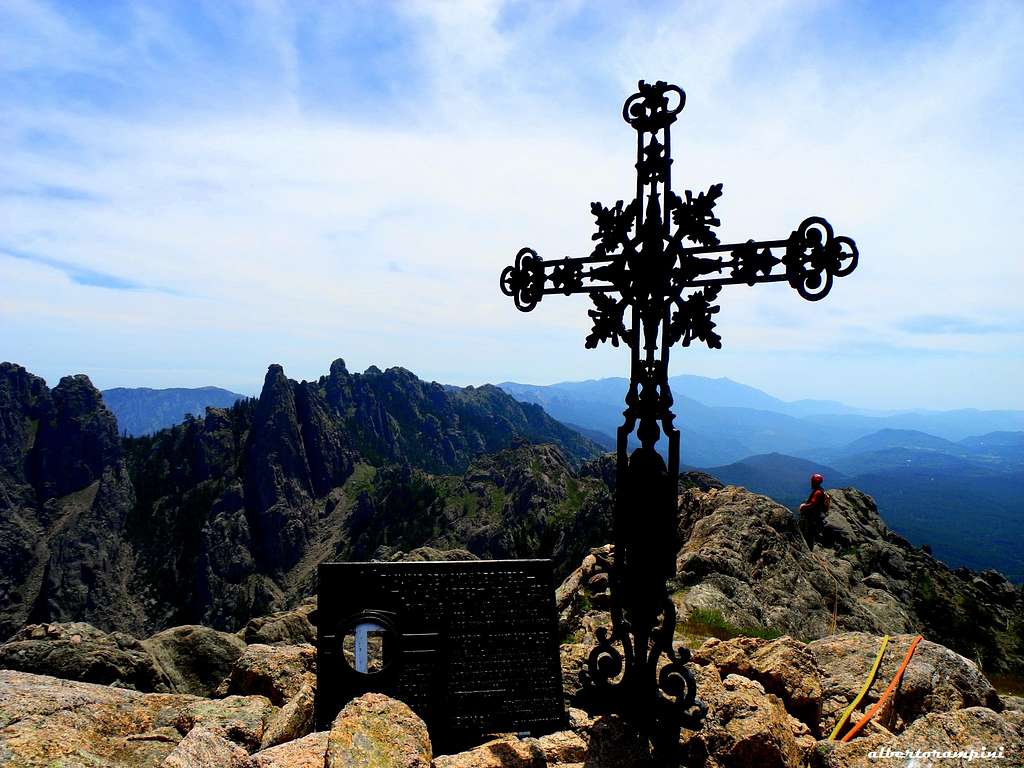 Punta Velacu summit cross