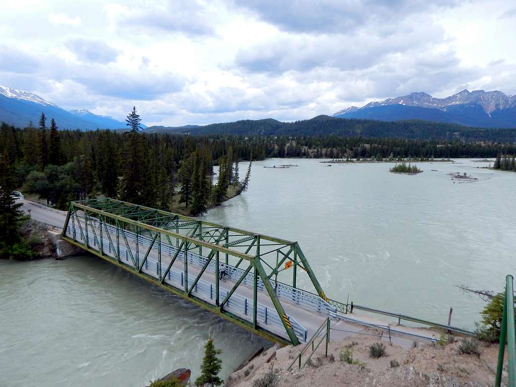 Bridge over Athabasca River near Old Fort Point trailhead