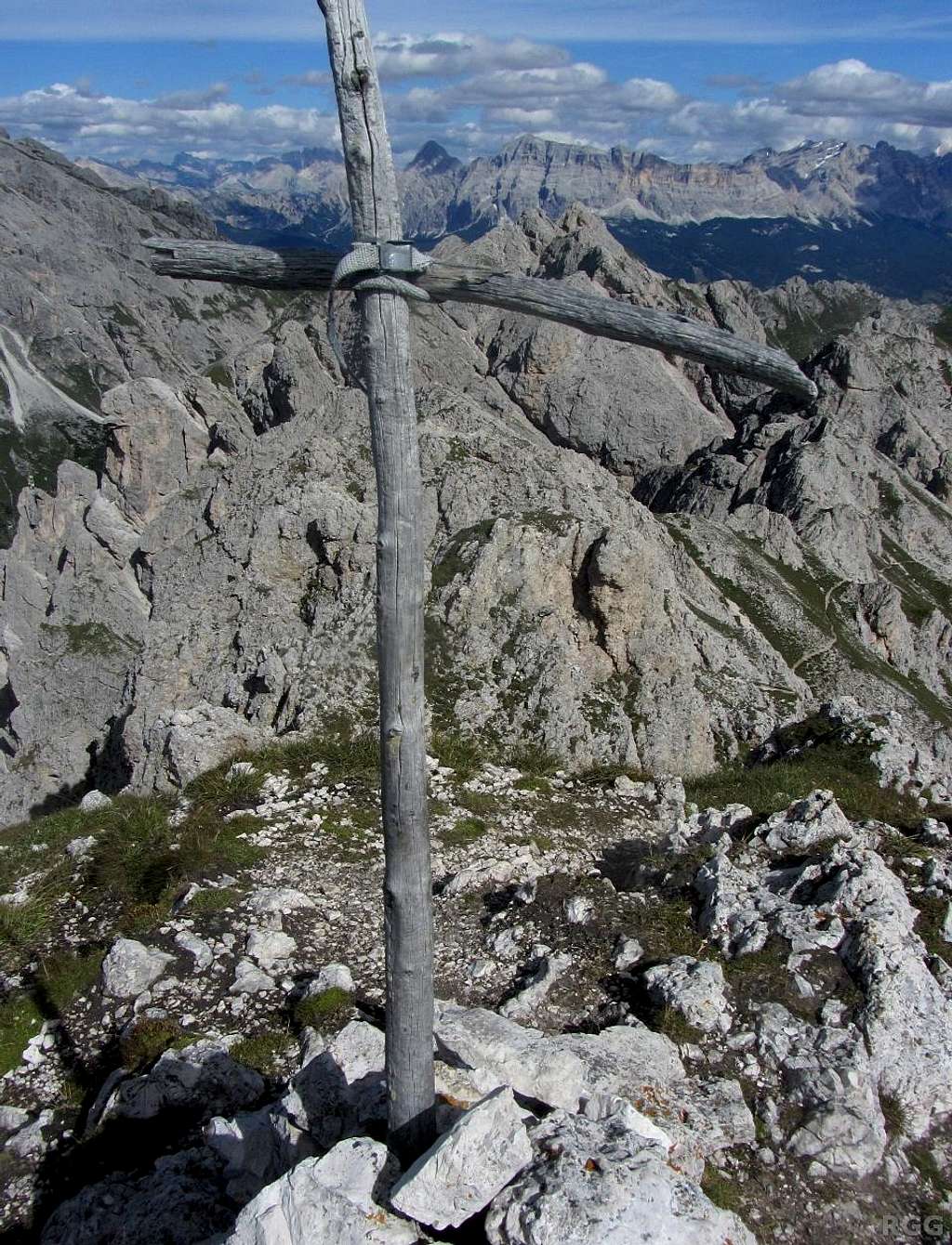 A simple cross on a nameless minor summit of the Aferer Geisler, just east of Tullen