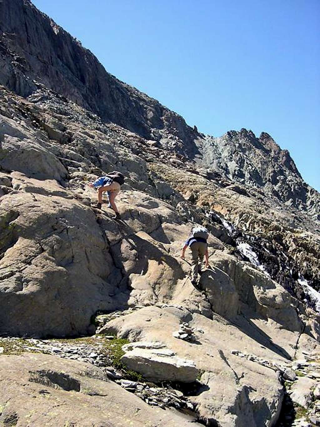Vallone dell'Urtier: scrambling up <br> the rocky rampart under Miserino lakes