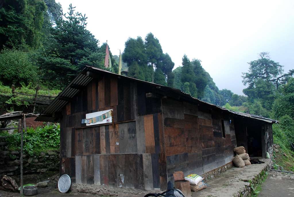 Trekker's Hut at Bakhim