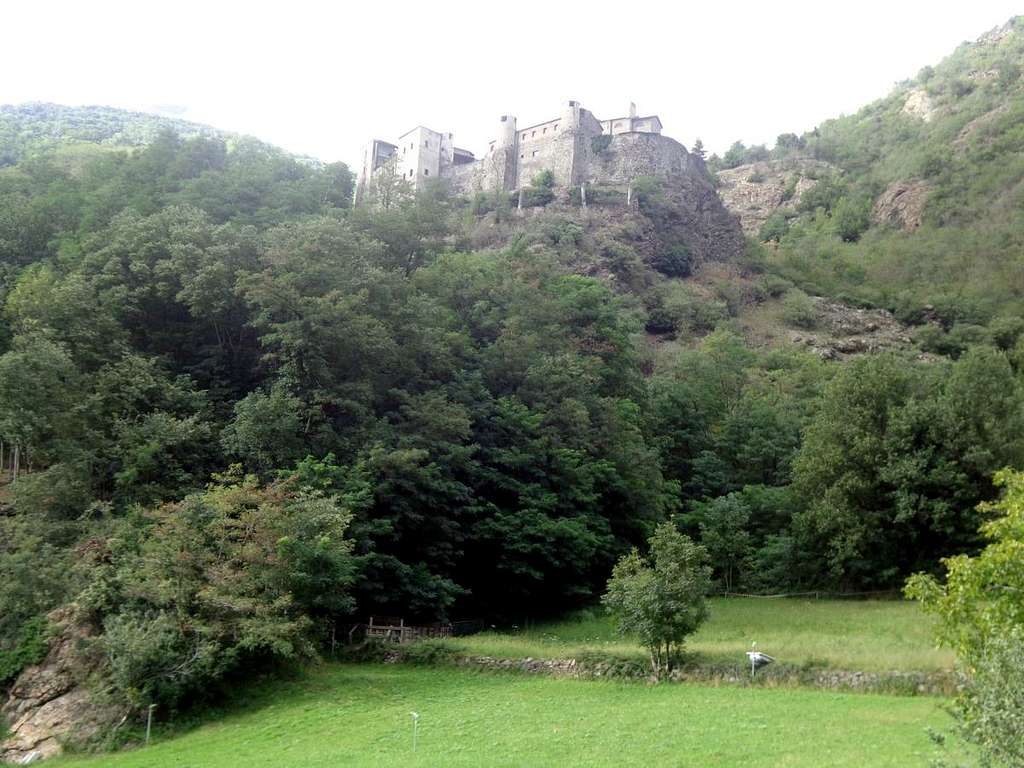 Low Northern ... Villair de Quart Castle of 1185 2015