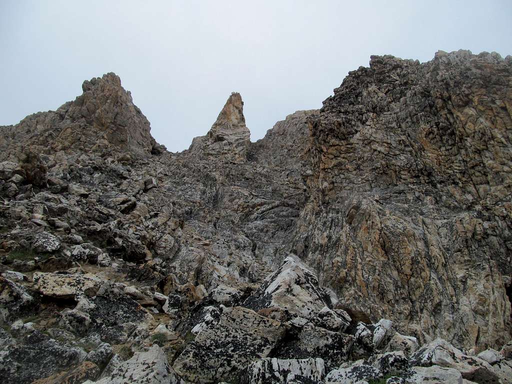 nearing the ascent gully (left)