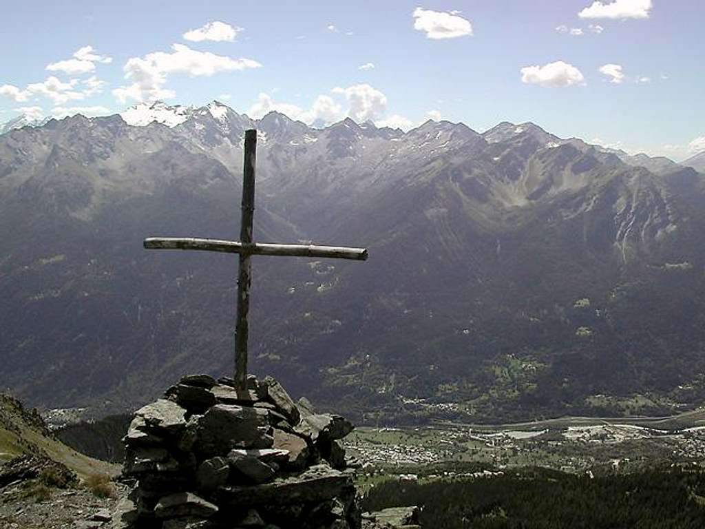 Southwards backlit shot from the cross near Punta Fetita summit