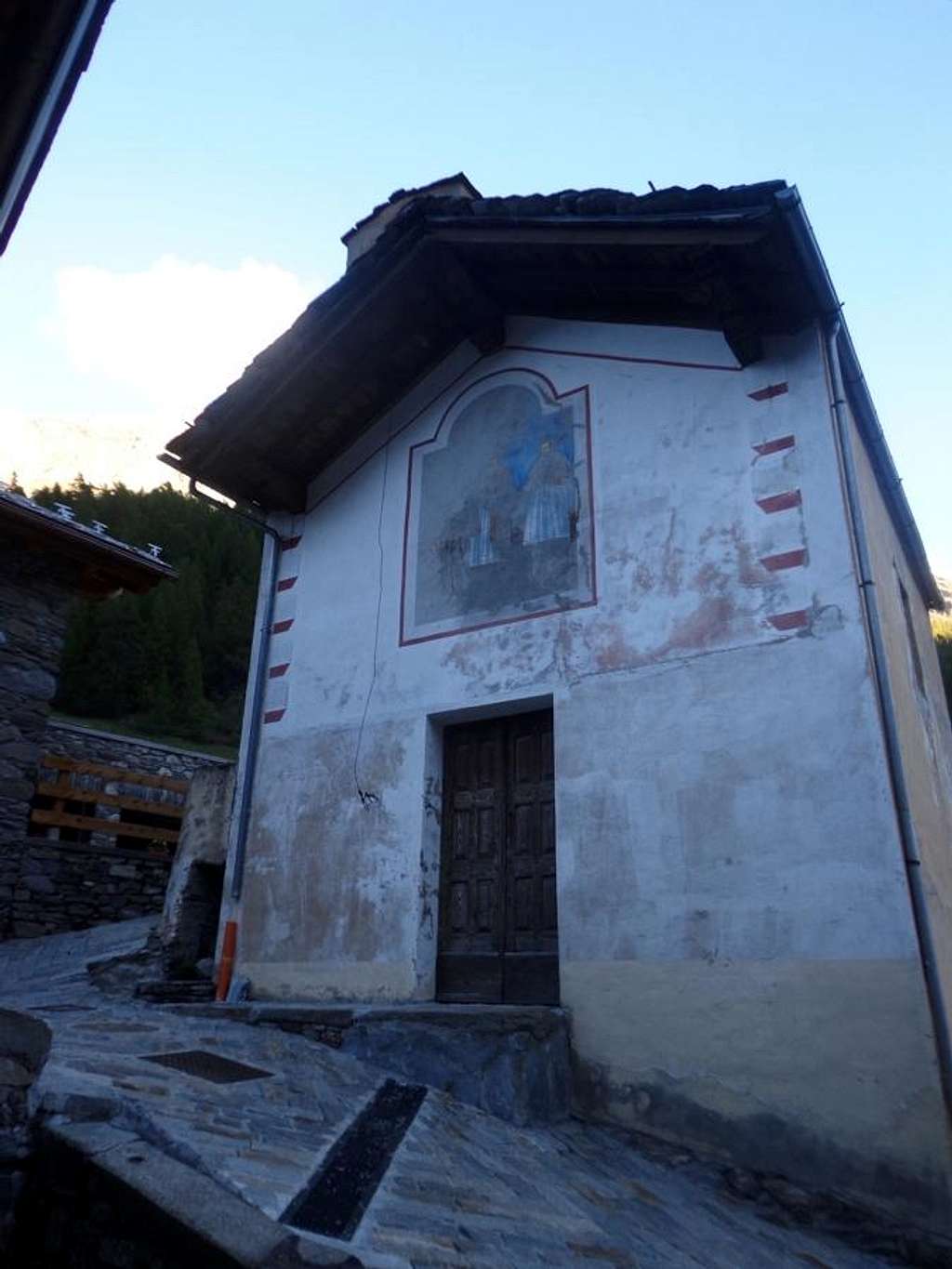 (Valgrisenche) Céré Chapel with a fresco in front 2015