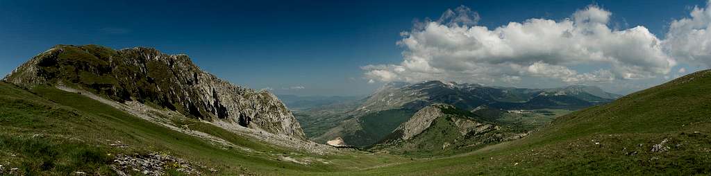 Saddle view Serra di Celano and the Virente Massif