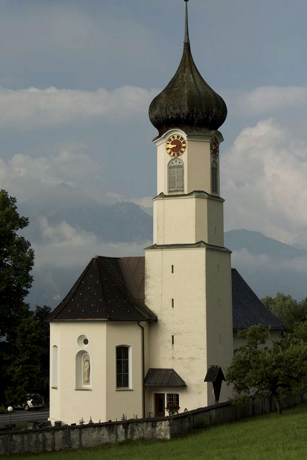 At the trailhead: the church of Thüringerberg