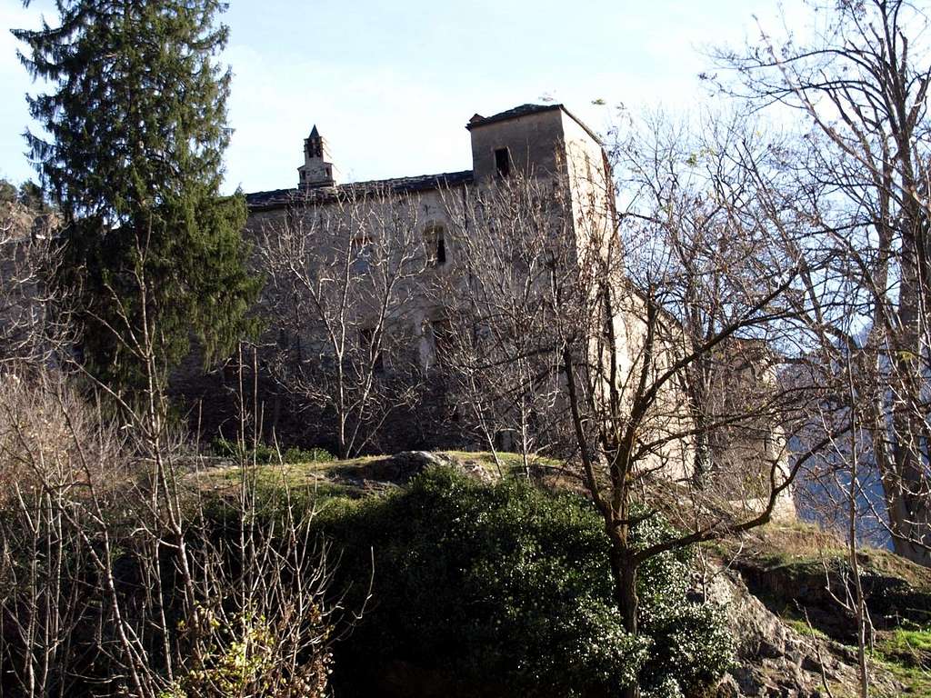 around four ... Villair of 1180 or 1185 Castle 2015