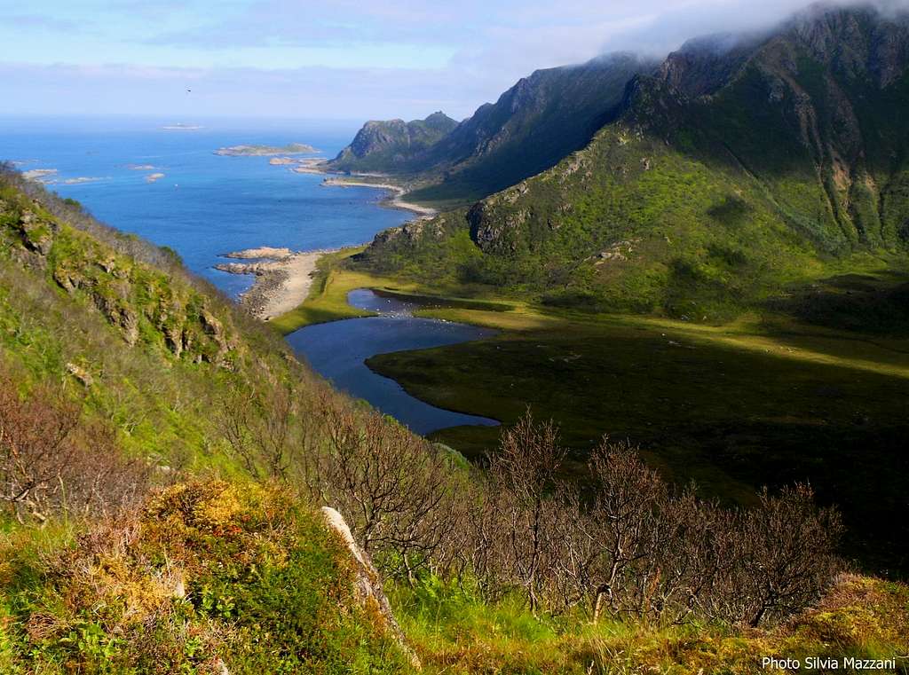 Dronningruta, view over the shoreline trail