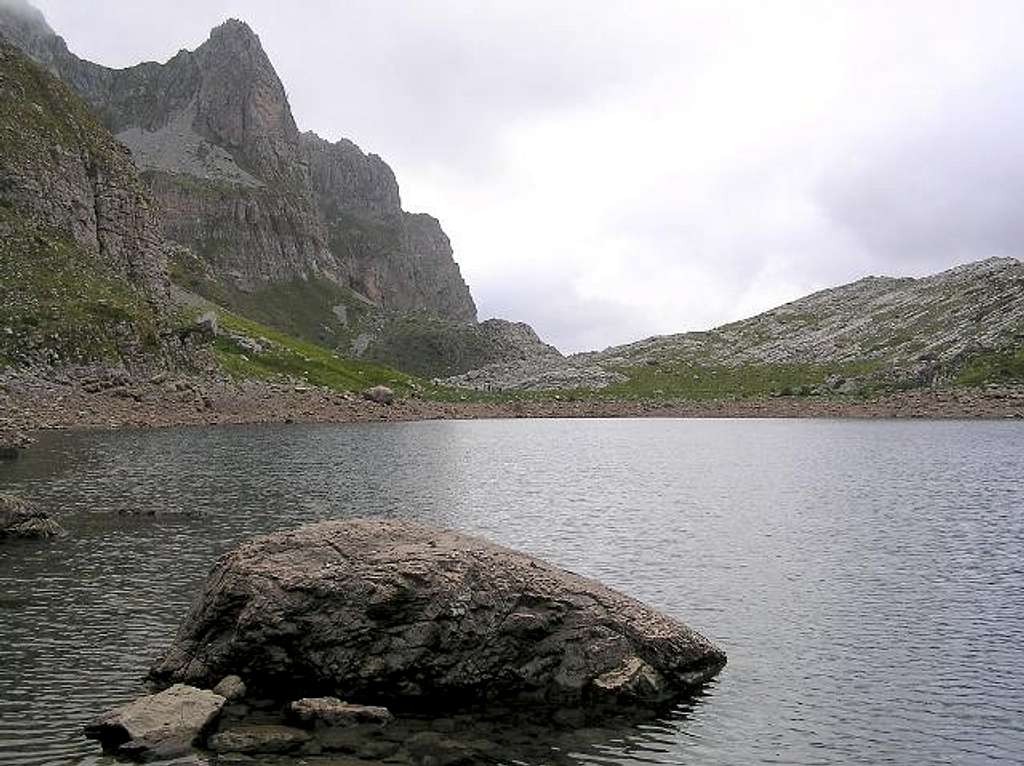 Ligeni Madhe glacial lake in...