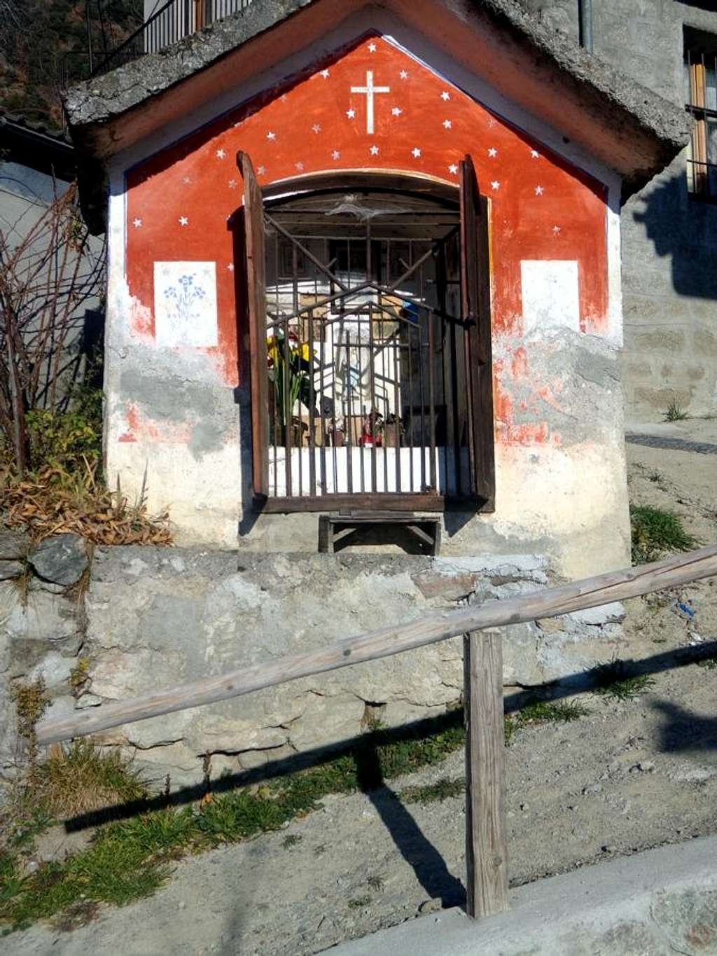 Unn ... Old & tiny Chapel entering in Cérisolaz 2015