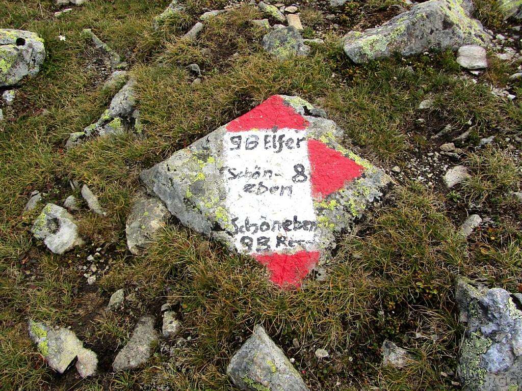 Route marker at the trail junction between Elferspitz and Zehnerkopf