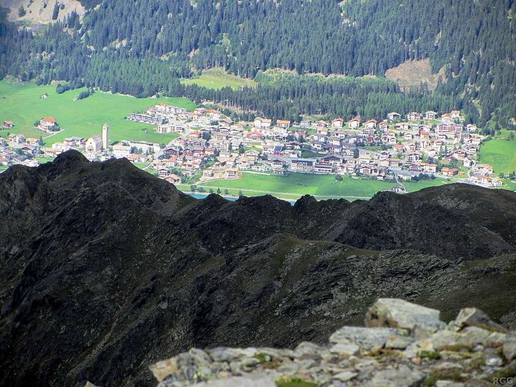 Zooming in on the village of Reschen from the Elferspitz summit
