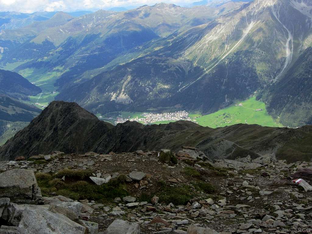Elferspitz summit view down to the Zehnerkopf