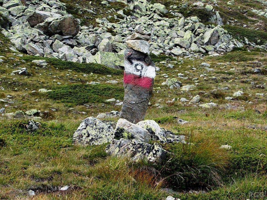 Route marker along the south side trail to the Elferspitz