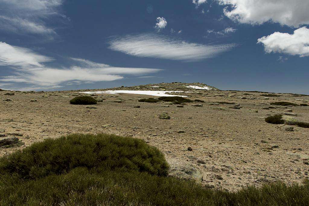 The summit plateau of Cuerda del Calvitero