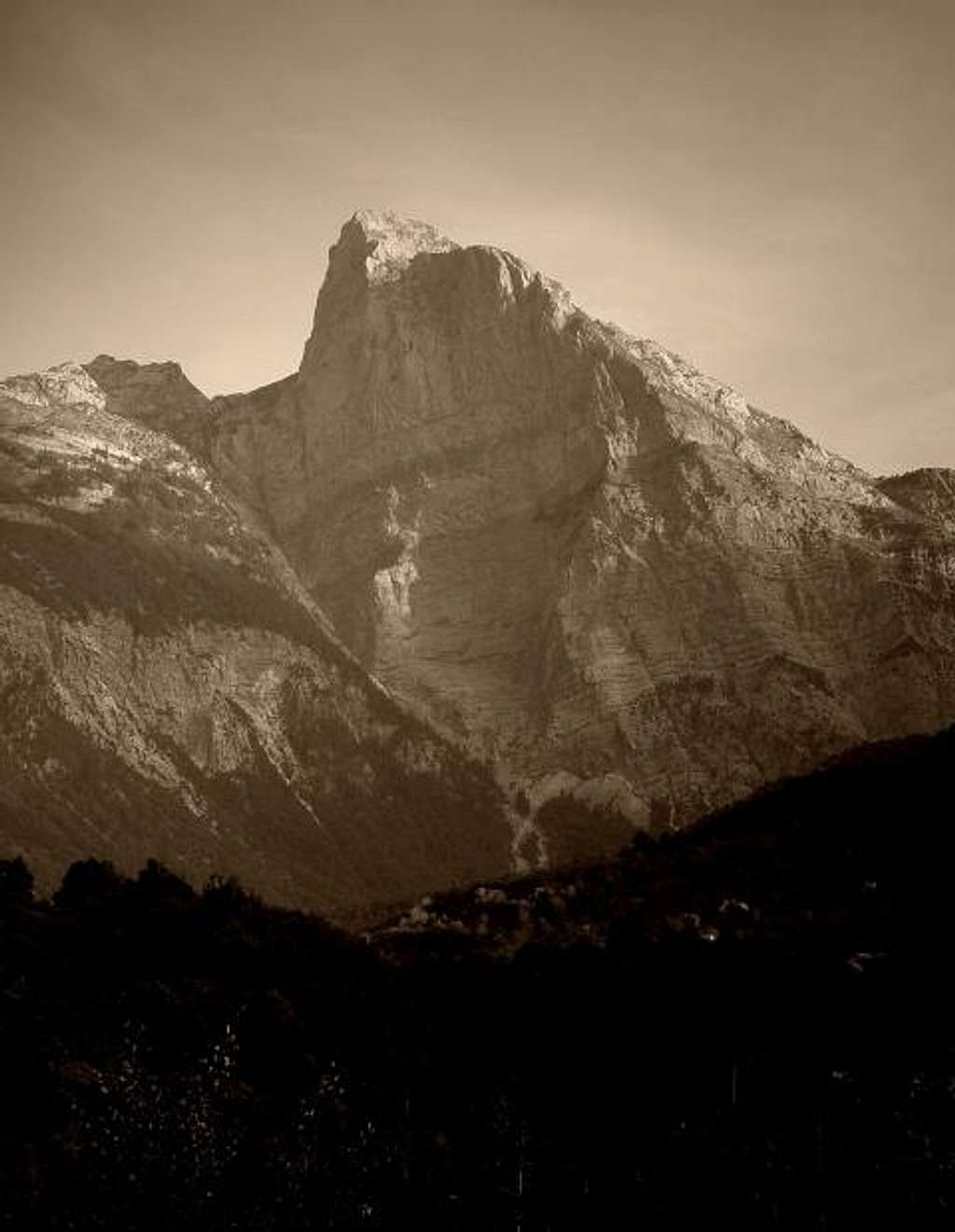 Arapi Peak (2217 m),...