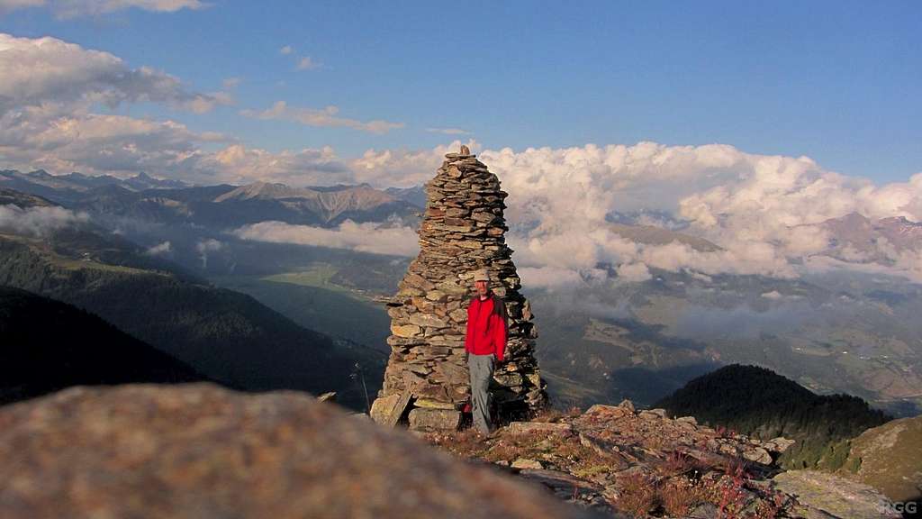There is a huge cairn on the Tellakopf E ridge, about 500 m from the summit