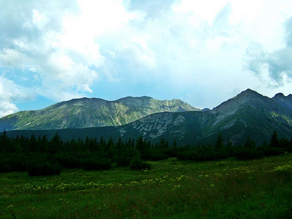 Let's look toward Żółta Turnia Peak(2087m) which separates two valleys: Gąsienicowa Valley and Pańszczyca Valley
