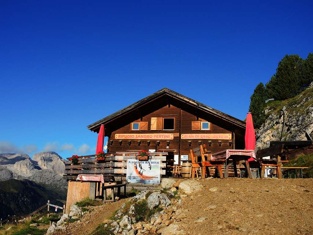 Rifugio Sandro Pertini along the trail