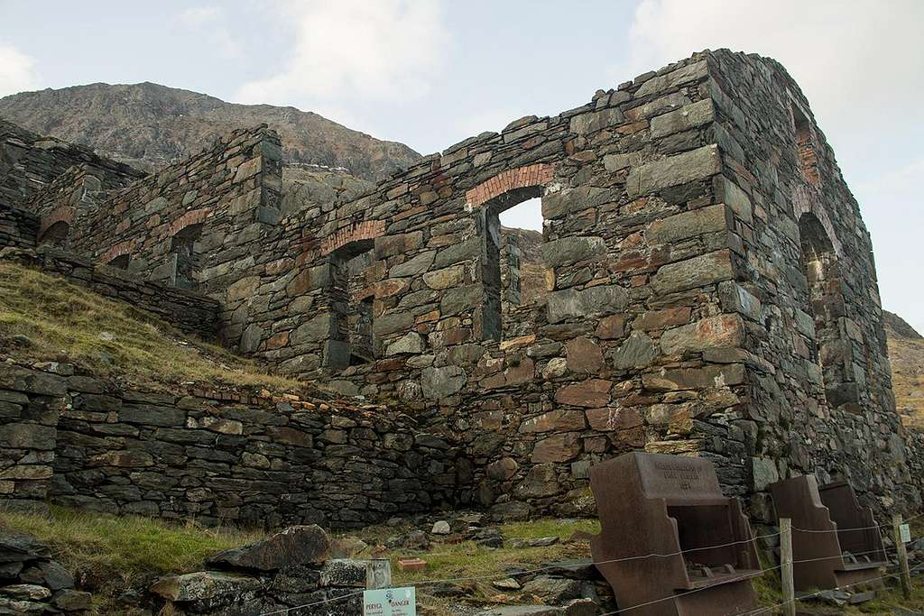 Ruins on Llyn llydaw