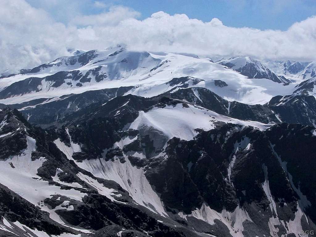 Vertainspitze summit view towards Cevedale (3769m)