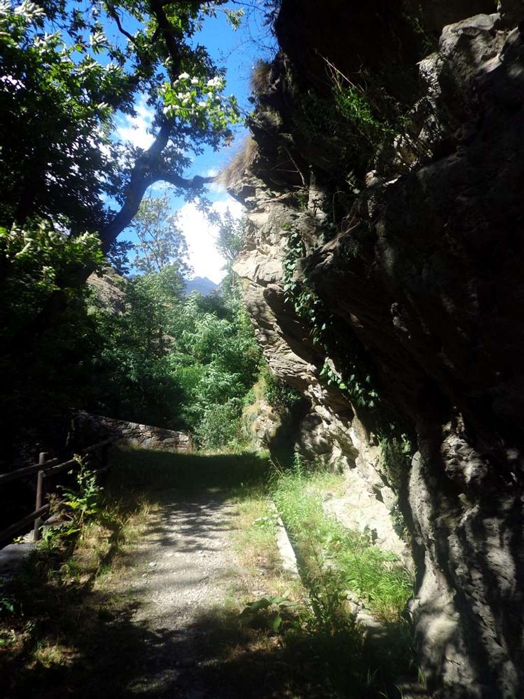 Trail towards Tsaat a l'Etsena from Villair Castle 2015