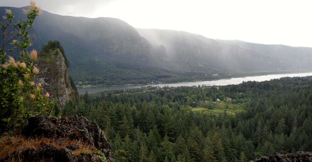 Storm rolling in on Little Beacon Rock