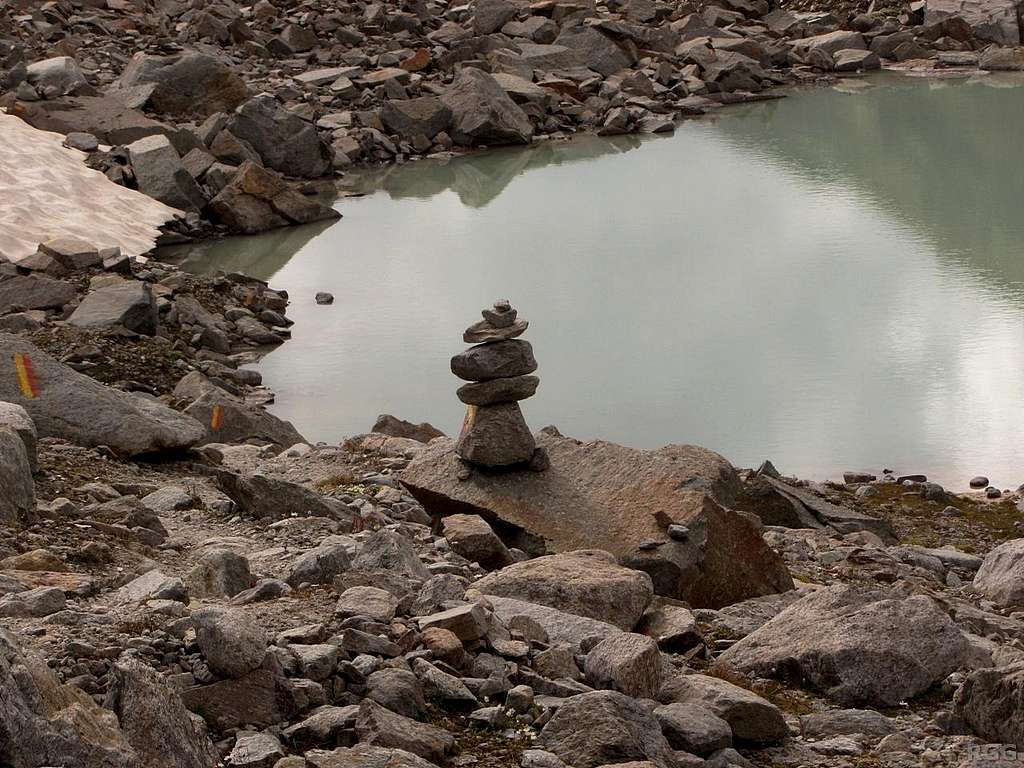 Cairn marking the normal route to the Großer Angelus