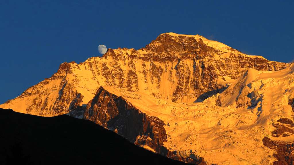 Moon rises up over Jungfrau west ridge 04