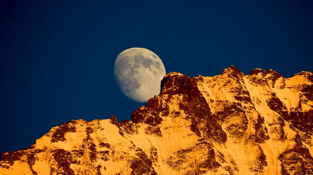Moon rises up over Jungfrau west ridge 05