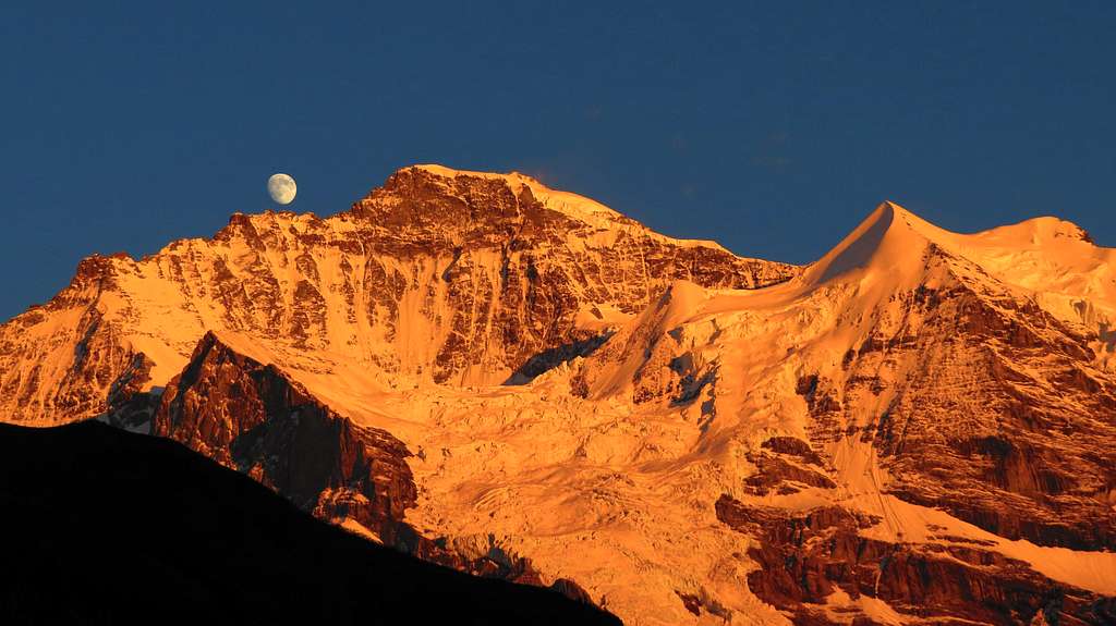 Moon rises up over Jungfrau west ridge 08