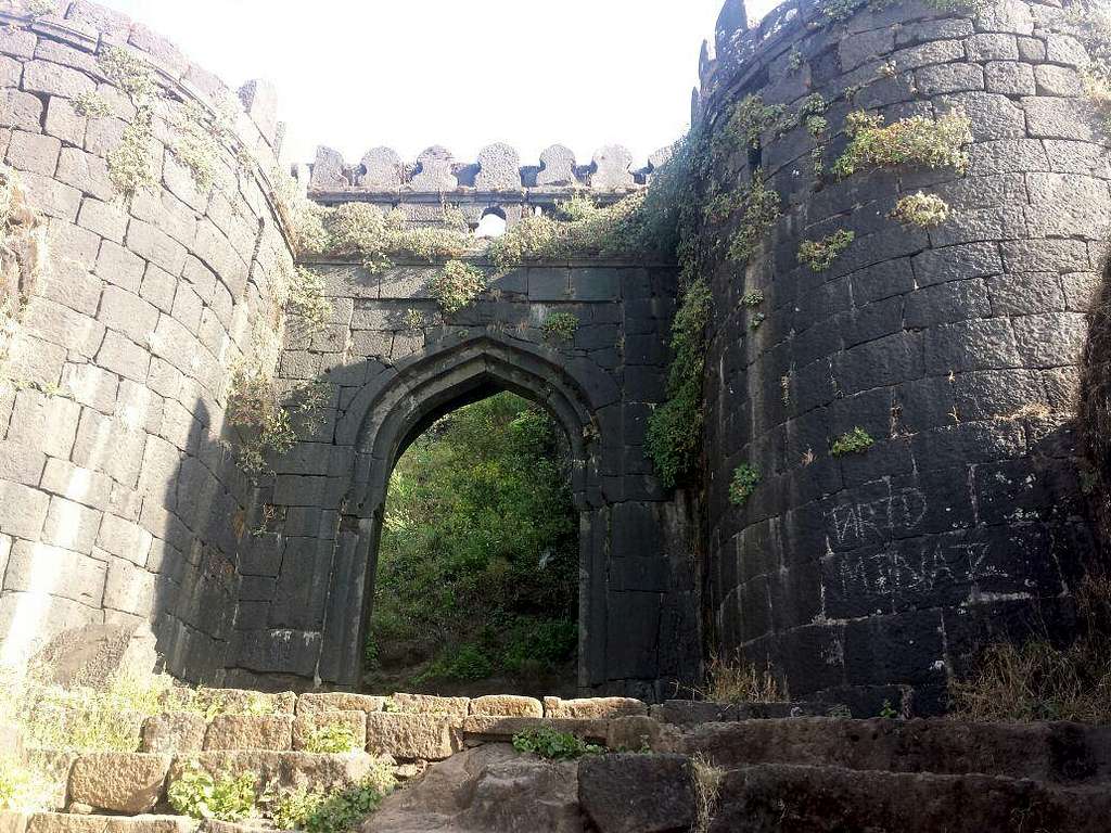 Main entrance - from Pali side.